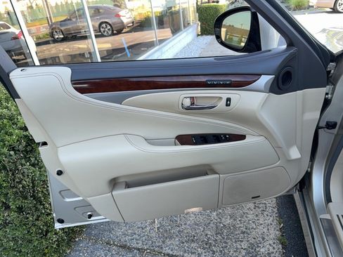 Used 2013 Lexus LS 460 L w/ All-Weather Pkg RWD image 16
