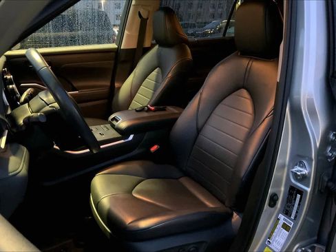 Used 2022 Toyota Highlander XLE image 8