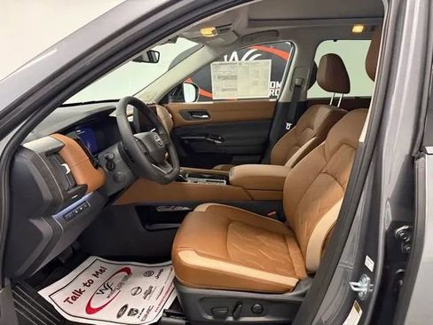 New 2026 Nissan Pathfinder Platinum image 11