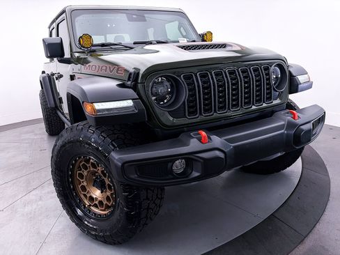 Used 2024 Jeep Gladiator Mojave AWD/4WD image 10