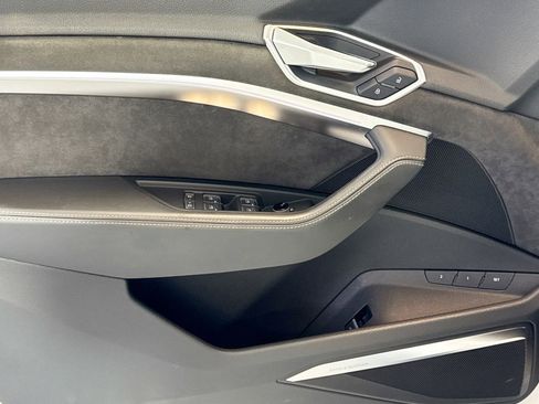 Used 2019 Audi e-tron Prestige w/ Prestige Package image 17