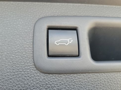 Used 2021 Toyota Highlander XLE FWD image 18