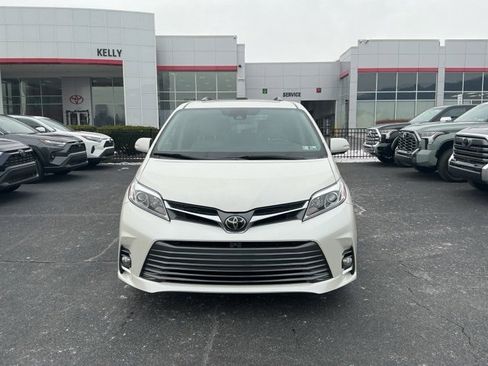 Used 2018 Toyota Sienna Limited Premium image 2