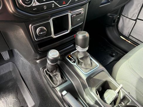 Used 2023 Jeep Gladiator Sport AWD/4WD image 17