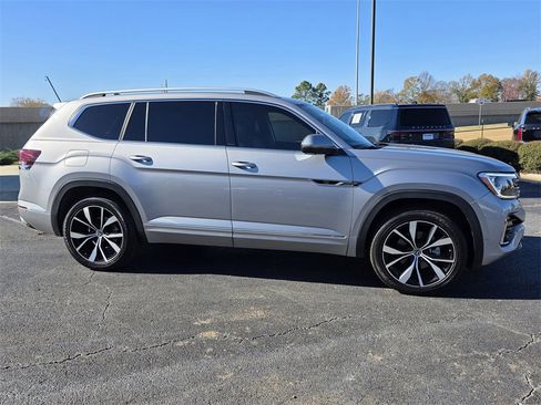 Used 2024 Volkswagen Atlas SEL Premium R-Line image 3