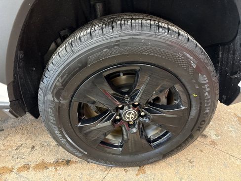 Used 2021 Toyota RAV4 XLE w/ Convenience Package image 8