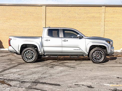 Used 2025 Toyota Tacoma TRD Sport image 9