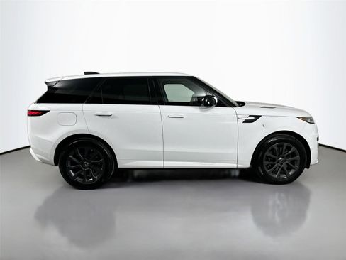 Used 2025 Land Rover Range Rover Sport Dynamic SE image 4