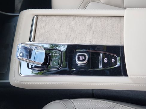 New 2025 Volvo XC90 T8 Plus w/ Protection Package Premier image 23