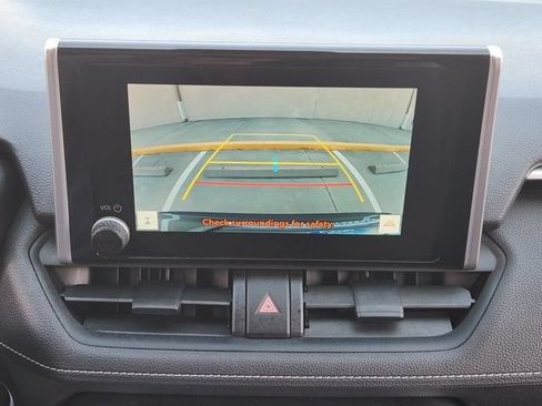 Used 2025 Toyota RAV4 XLE AWD/4WD image 18