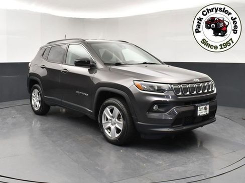Used 2022 Jeep Compass Latitude w/ Convenience Group AWD/4WD image 4