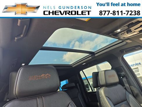 Certified 2025 Chevrolet Suburban High Country AWD/4WD image 17