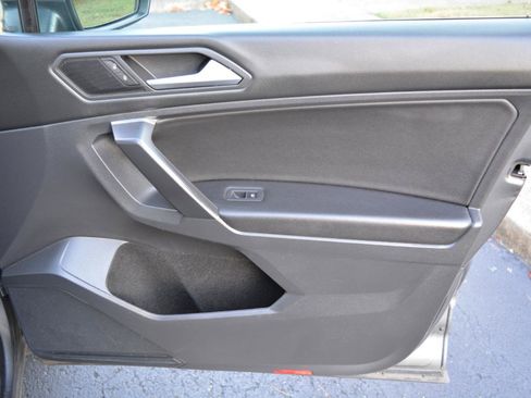 Used 2021 Volkswagen Tiguan SE FWD image 18