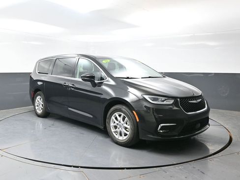 Used 2023 Chrysler Pacifica Touring-L FWD image 6