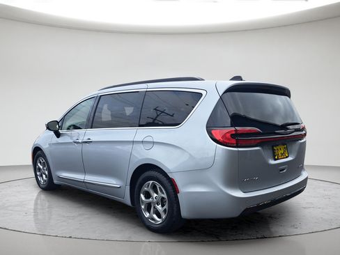 Used 2023 Chrysler Pacifica Limited FWD image 5