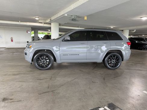 Used 2022 Jeep Grand Cherokee Laredo X RWD image 2