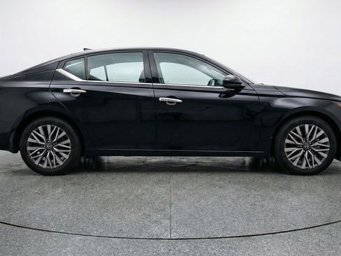 Used 2025 Nissan Altima 2.5 SV FWD image 11