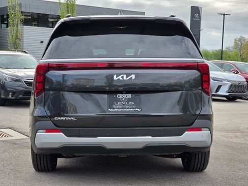 Used 2025 Kia Carnival EX FWD image 26
