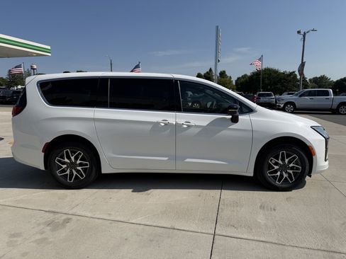 New 2027 Chrysler Pacifica Limited AWD/4WD image 8