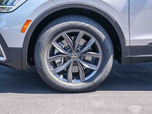 Used 2023 Volkswagen Tiguan SE w/ Panoramic Sunroof Package FWD image 11
