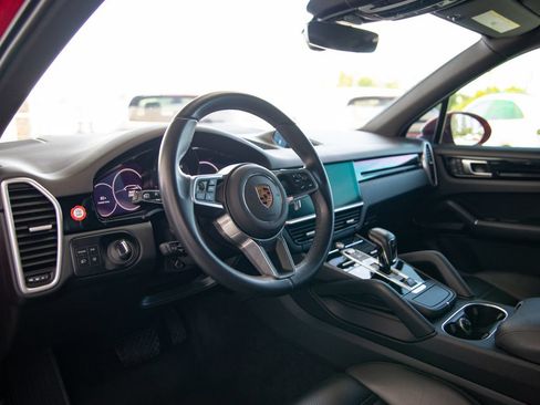 Used 2023 Porsche Cayenne AWD/4WD image 4
