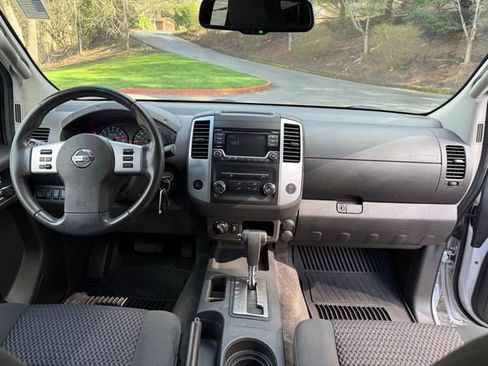 Used 2015 Nissan Frontier SV image 9