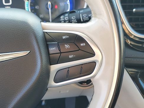 Used 2019 Chrysler Pacifica Limited image 16