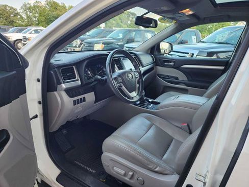 Used 2014 Toyota Highlander XLE AWD/4WD image 10