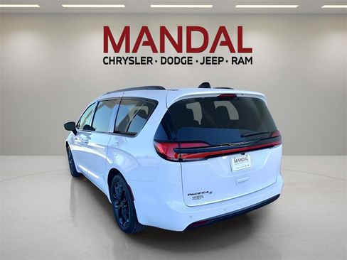 New 2026 Chrysler Pacifica Select w/ S Appearance Package image 7