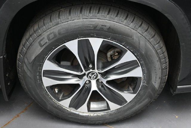 Used 2021 Toyota Highlander XLE AWD/4WD image 10