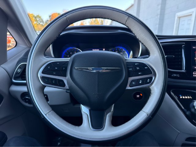 Used 2018 Chrysler Pacifica Limited w/ Advanced Safetytec Group FWD image 19