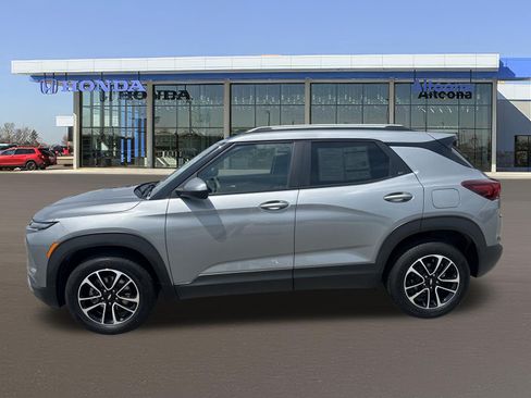 Used 2025 Chevrolet TrailBlazer LT AWD/4WD image 2
