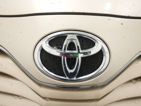 Used 2010 Toyota Camry LE FWD image 10