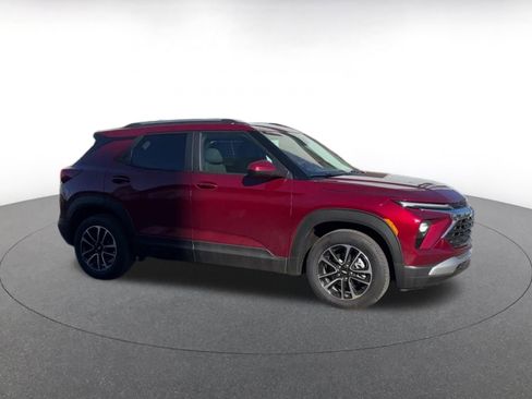 Used 2025 Chevrolet TrailBlazer LT image 2