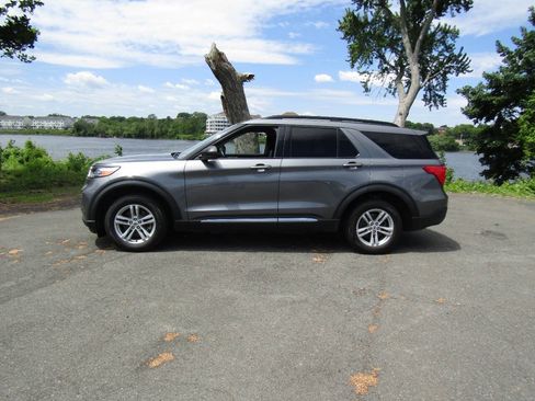 Used 2022 Ford Explorer XLT AWD/4WD image 3