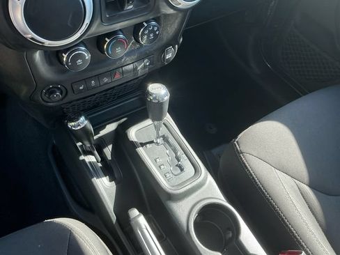 Used 2018 Jeep Wrangler Unlimited Sahara w/ Connectivity Group AWD/4WD image 12