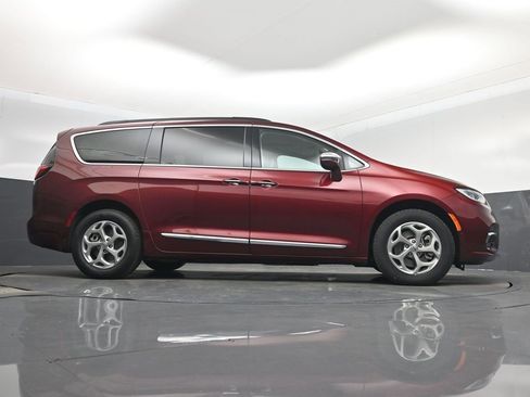 Used 2022 Chrysler Pacifica Limited image 58