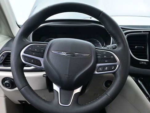 Used 2023 Chrysler Pacifica Touring-L FWD image 27