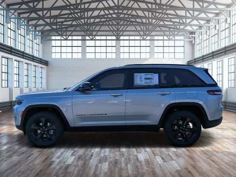Used 2025 Jeep Grand Cherokee Limited w/ Luxury Tech Group II RWD image 6