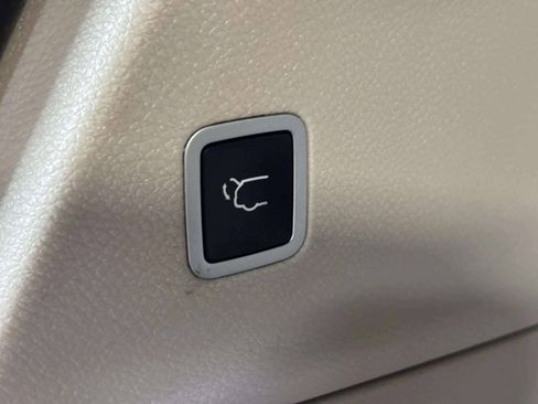 Used 2017 Chrysler Pacifica Limited w/ UConnect Theater Package FWD image 7