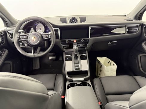 Certified 2025 Porsche Macan AWD/4WD image 17