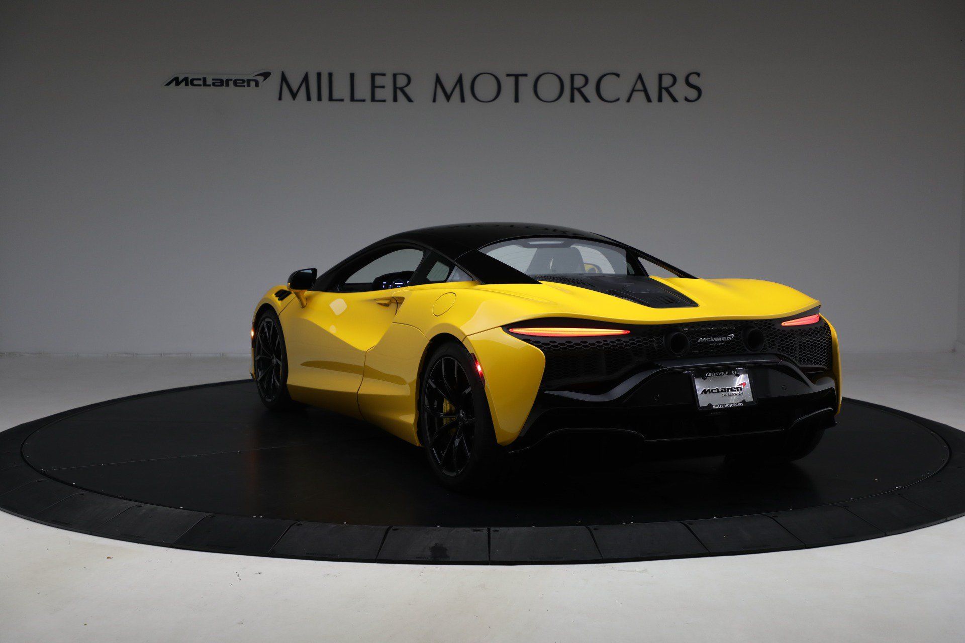 Used 2024 McLaren Artura RWD image 5