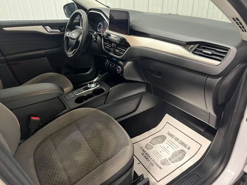 Used 2021 Ford Escape SE image 3