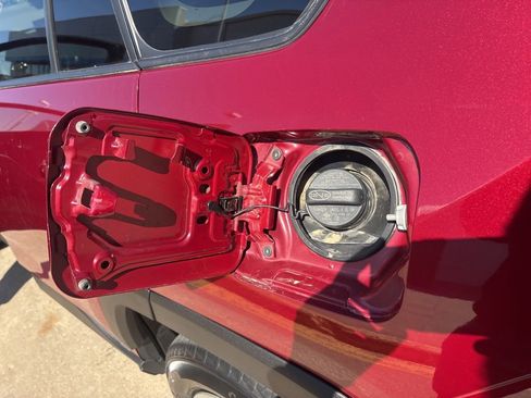 Used 2021 Toyota RAV4 LE AWD/4WD image 12