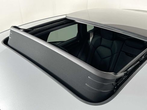 Certified 2025 Porsche Macan image 22