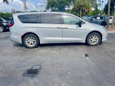 Used 2024 Chrysler Pacifica Touring-L FWD image 7