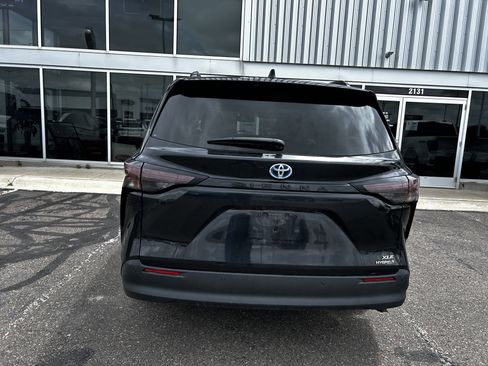 Used 2024 Toyota Sienna XLE FWD image 4