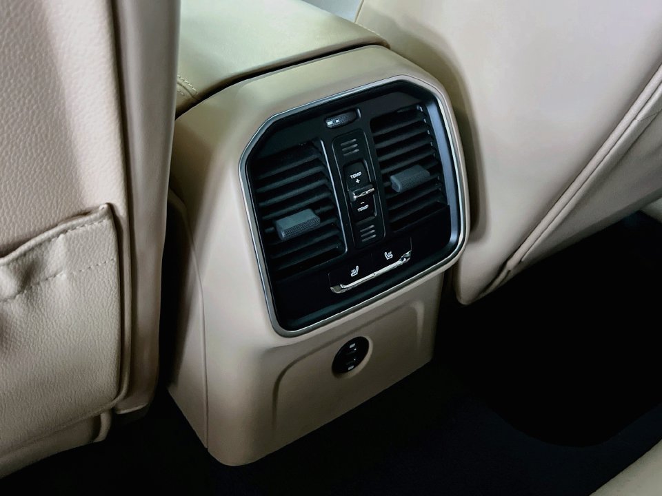Certified 2026 Porsche Macan AWD/4WD image 27