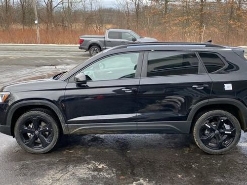 New 2026 Volkswagen Taos SE image 8