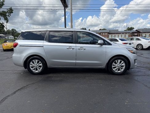 Used 2016 Kia Sedona LX w/ Option Group 020 FWD image 6